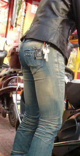 少妇牵车一瞬间