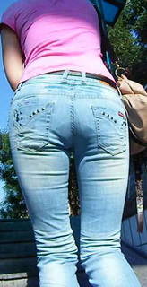 抓拍极品少妇上楼梯