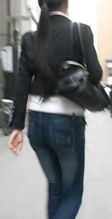 看这少妇扭成这样。都变形了