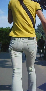 极品美少妇，身材好，屁股翘，穿得又紧