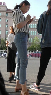 等公交紧身蓝牛美女