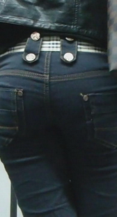 好大的屁股，超近距离好想亲啊