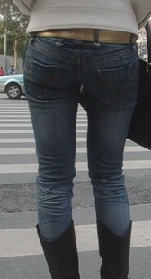 屁股扭动很厉害