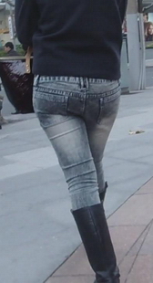 走路都能夹这么紧