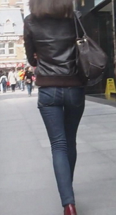 跟拍少妇身材好，腿长