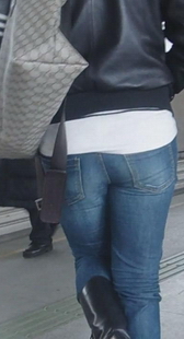 偷拍等车少妇夹好紧