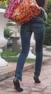 跟拍少妇腿细又长