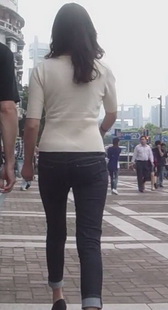 街拍紧身牛仔少妇