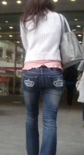 街拍牛仔紧身大屁股