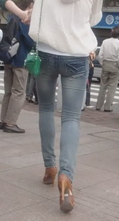 街拍紧身内痕少妇