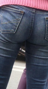 近距离跟拍紧身少妇