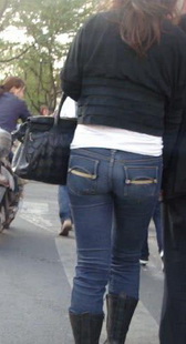 紧身牛仔少妇走路好会扭