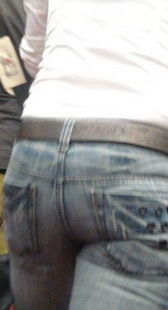 近距离跟拍紧身少妇