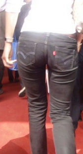 跟拍牛仔少妇身材好