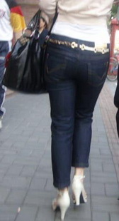 紧身牛仔少妇腿真直