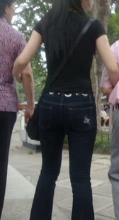 跟拍紧身牛仔少女