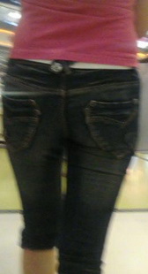 跟拍紧身牛仔少妇扭呀扭