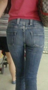 紧身牛仔少妇好会扭好大