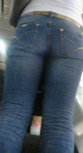 紧身牛仔少妇上楼梯啊