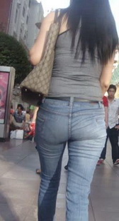 超长时间跟拍牛仔紧身少妇屁股一直扭