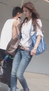 跟拍紧身牛仔高挑少妇