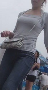 街拍少妇长得还可以