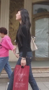 街跑黑衣牛仔，时尚美女