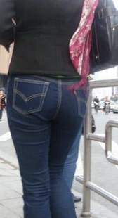 冬日的街拍，两个牛仔少妇