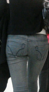 街拍时尚黑衣牛仔美眉