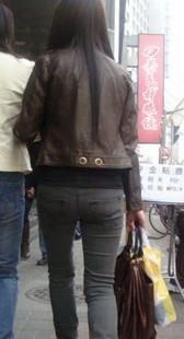 跟拍两个牛仔长裤MM