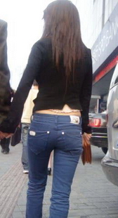 街拍包臀细腰的小美眉