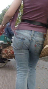 路上跟拍一个时尚牛仔少妇