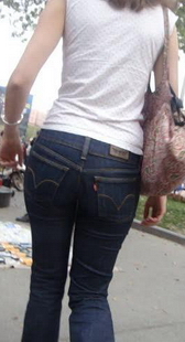 广场上的街拍，白衣牛仔