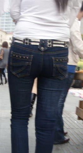 近距离街拍牛仔裤MM