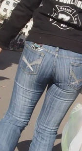 街拍在买菜的牛仔裤少妇