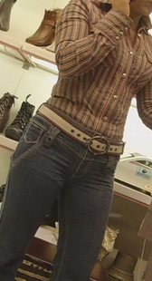 街拍鞋店里打电话的美眉