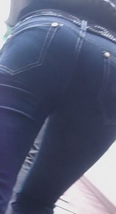 街拍一位黑衣牛仔长裤MM