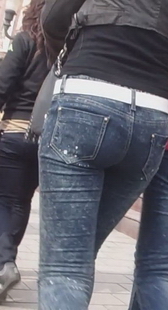 街拍包臀牛仔长裤美眉