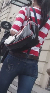 街拍两个时尚牛仔长裤美眉