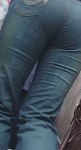 街拍一身牛仔打扮的少妇