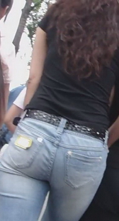 马路上的两个中年妇女