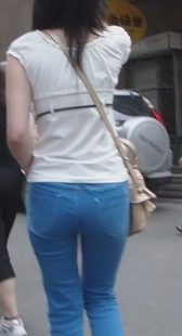 长距离跟拍一位牛仔长裤MM