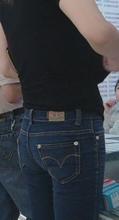 商场内的黑衣牛仔女生