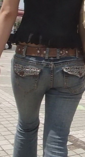 街拍时尚黑衣牛仔长裤MM