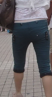 火车站前街拍的墨镜时尚MM