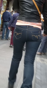 步行街的街拍牛仔长裤