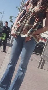 街拍等车的复古蓝牛卷发少妇