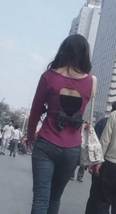街拍蓝牛美眉，看她的背影回头率是100%