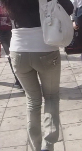 街拍灰牛美眉，丰硕前三角区