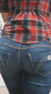 一路跟拍到商场的蓝牛紧臀少妇